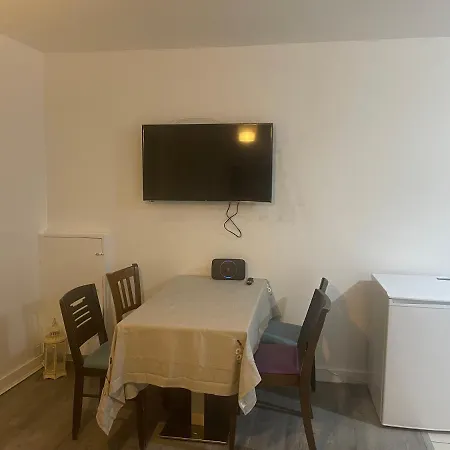 Апартаменты 2 Bed Flat Right In Centre Of Portrush Town Экстерьер фото
